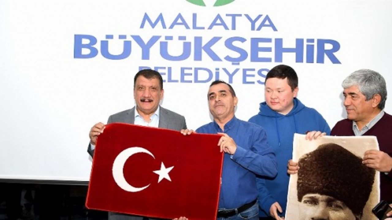 Malatya Büyükşehir Belediye Başkanı Gürkan, Kazak öğrencilerle buluştu 