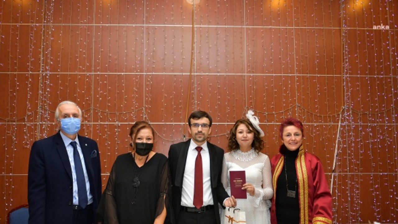 MERSİN BÜYÜKŞEHİR’DE 2021 YILININ 1000. NİKÂHINI, FENOMEN HİKÂH MEMURU DİLEK YÖRÜK KIYDI