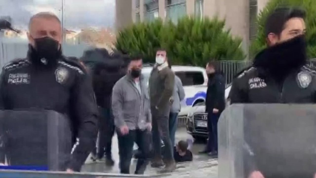 ADLİYE ÖNÜNDE POLİSE BIÇAKLI SALDIRI: SALDIRGAN BACAĞINDAN VURULARAK ETKİSİZ HALE GETİRİLDİ