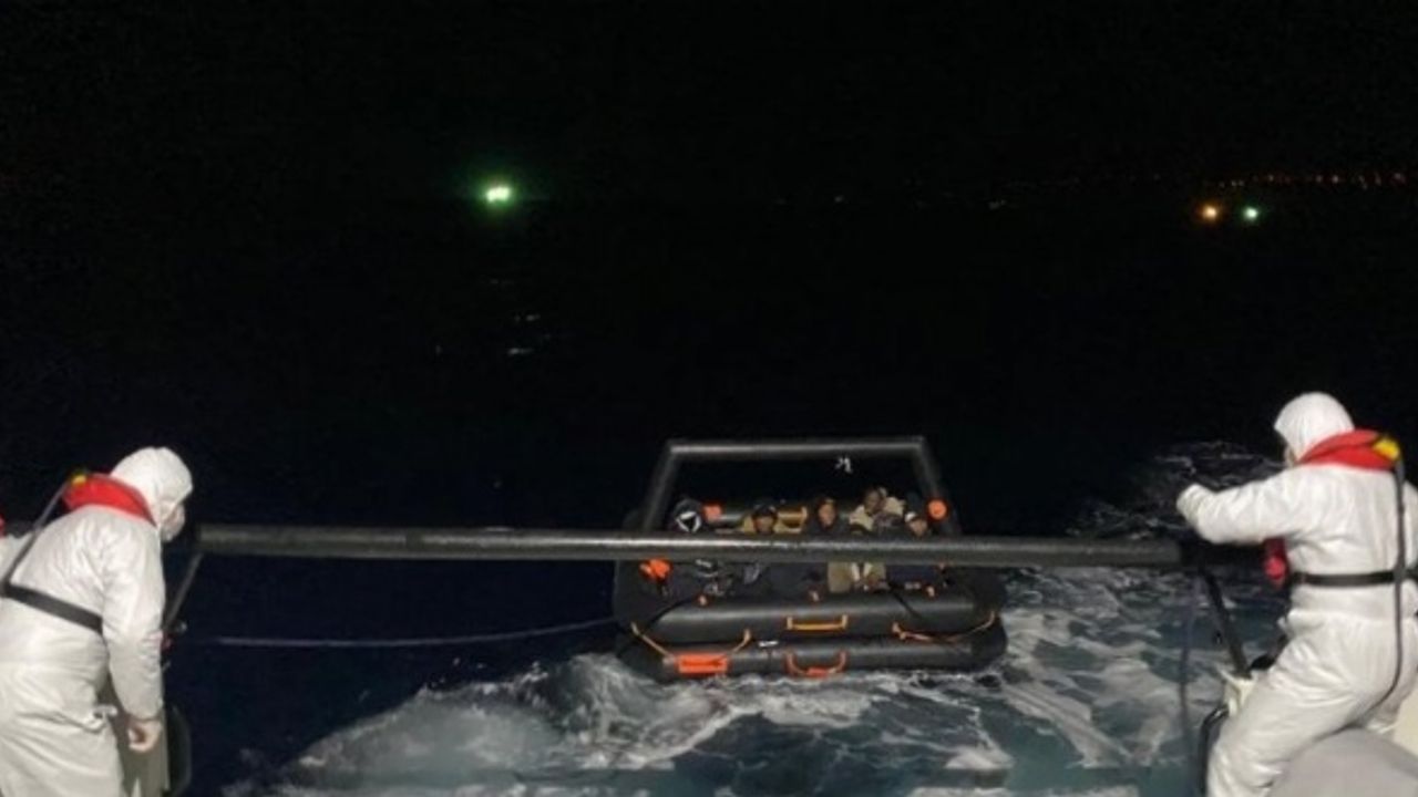 İzmir Çeşme'de 9 düzensiz göçmen kurtarıldı