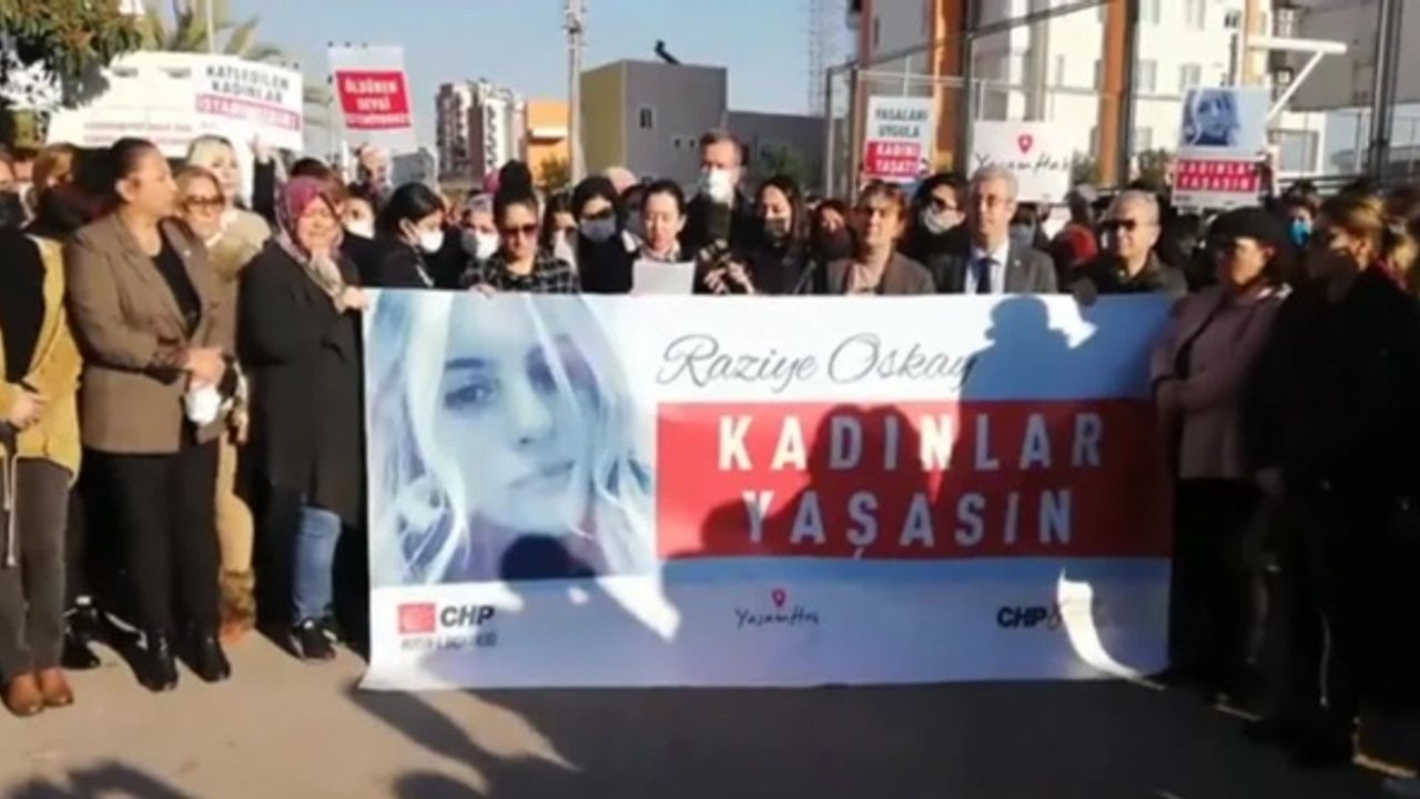 KADINLAR, RAZİYE OSKAY'IN MERSİN’DE BARIŞ CAN UÇUK TARAFINDAN ÖLDÜRÜLMESİNİ PROTESTO ETTİ