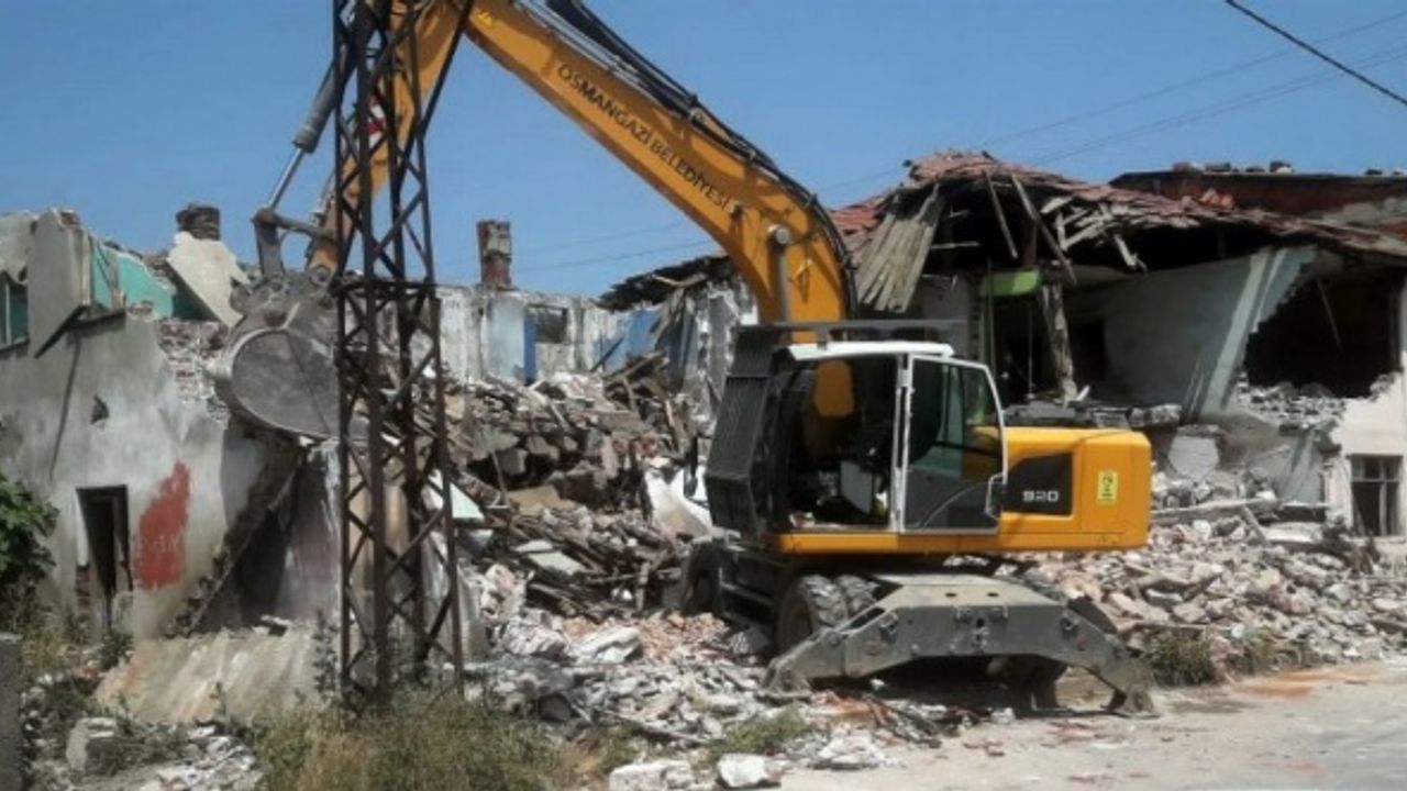 Bursa Osmangazi'de metruk binalar tek tek yıkılıyor 