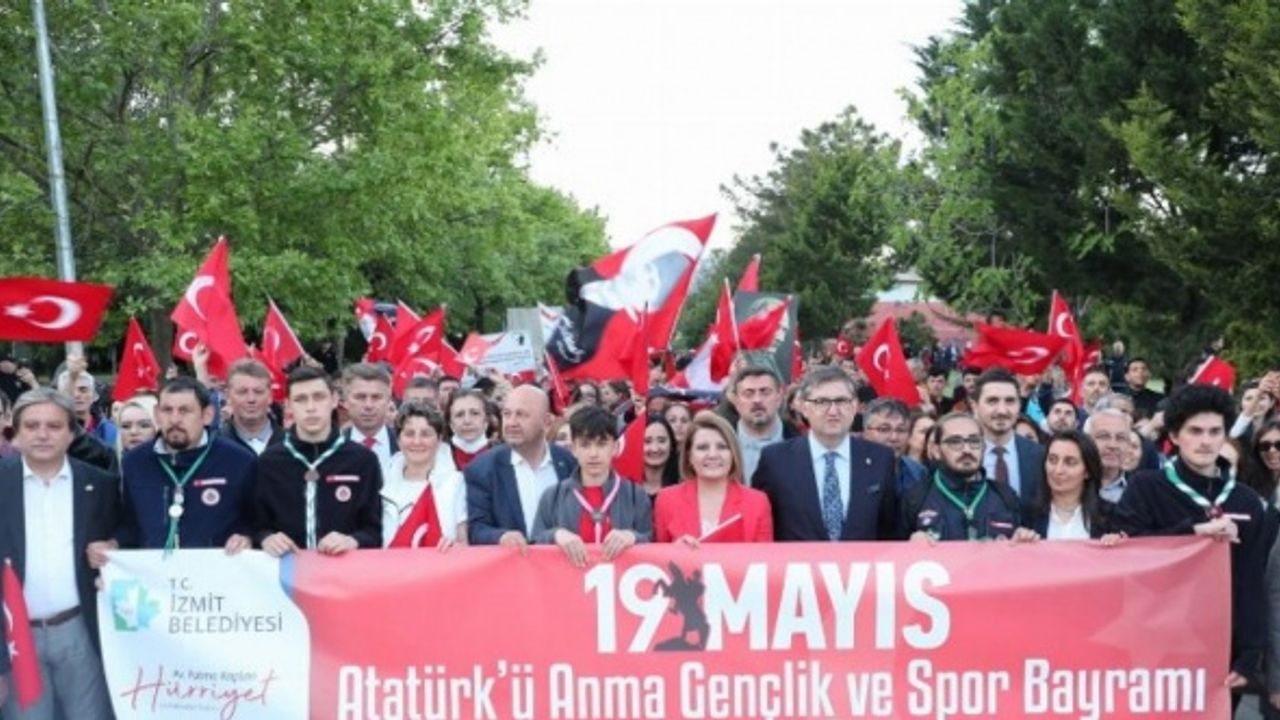 Kocaeli İzmit'te 19 Mayıs Gençlik Yürüyüşüne binlerce vatandaş katıldı