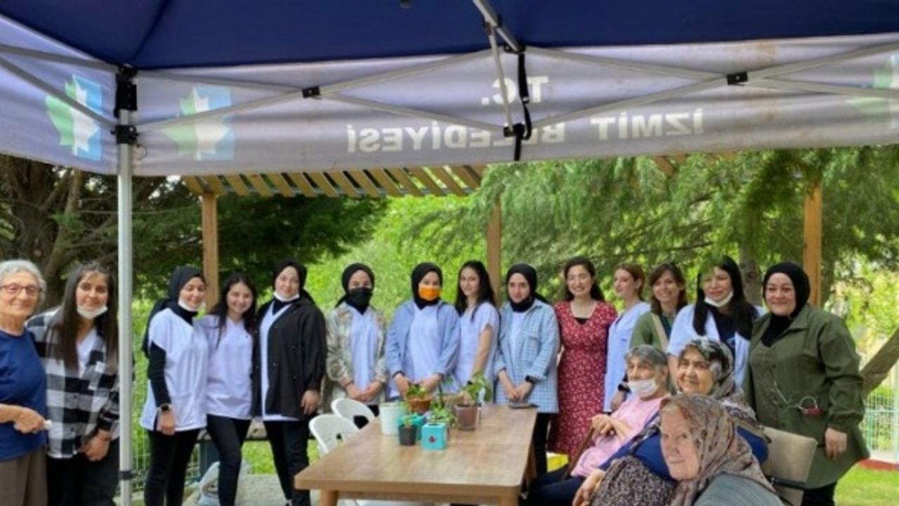 Kocaeli İzmit'te Hasta ve Yaşlı Hizmetleri öğrencileri, Alzheimer Yaşam Evi’ni ziyaret etti