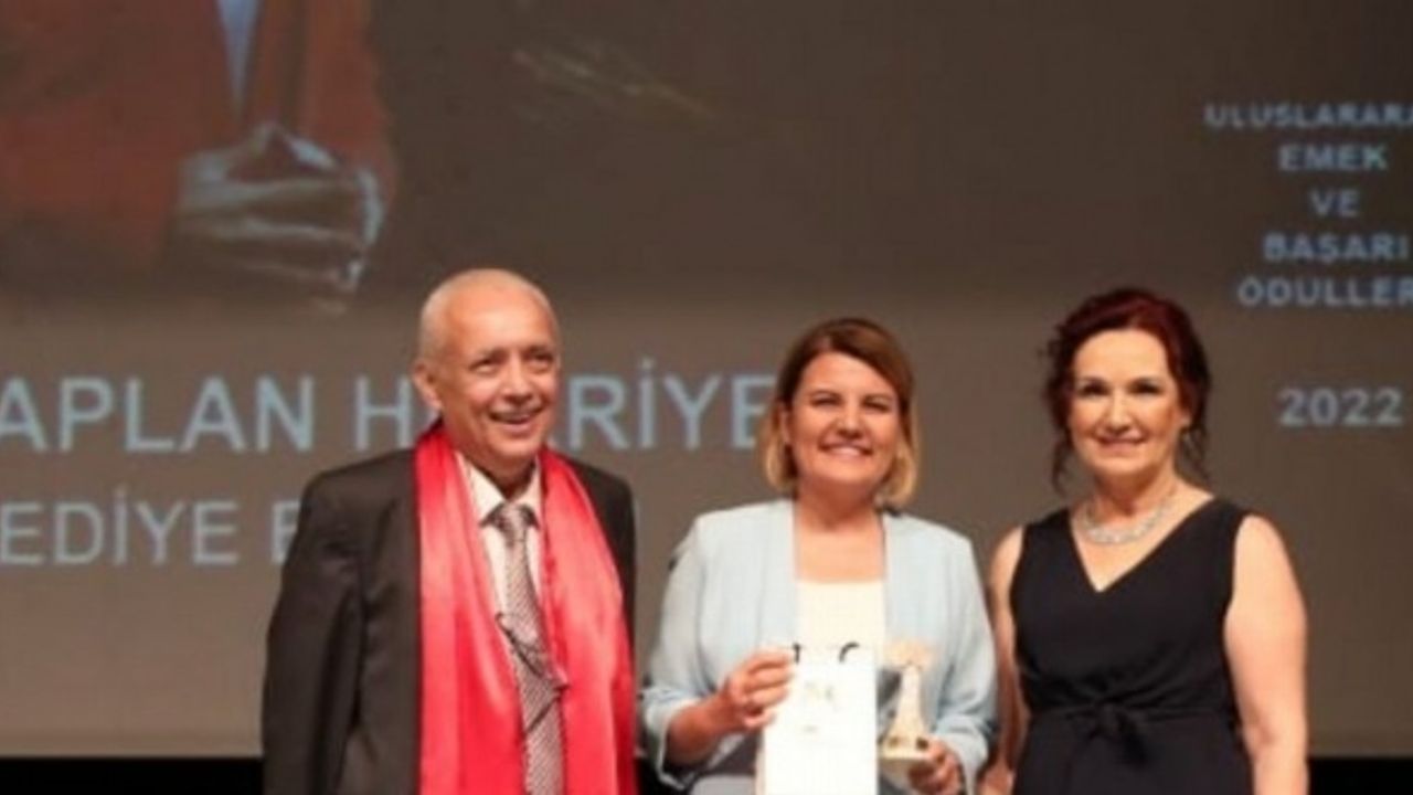 Başkan Hürriyet'e uluslararası sanata katkı ödülü