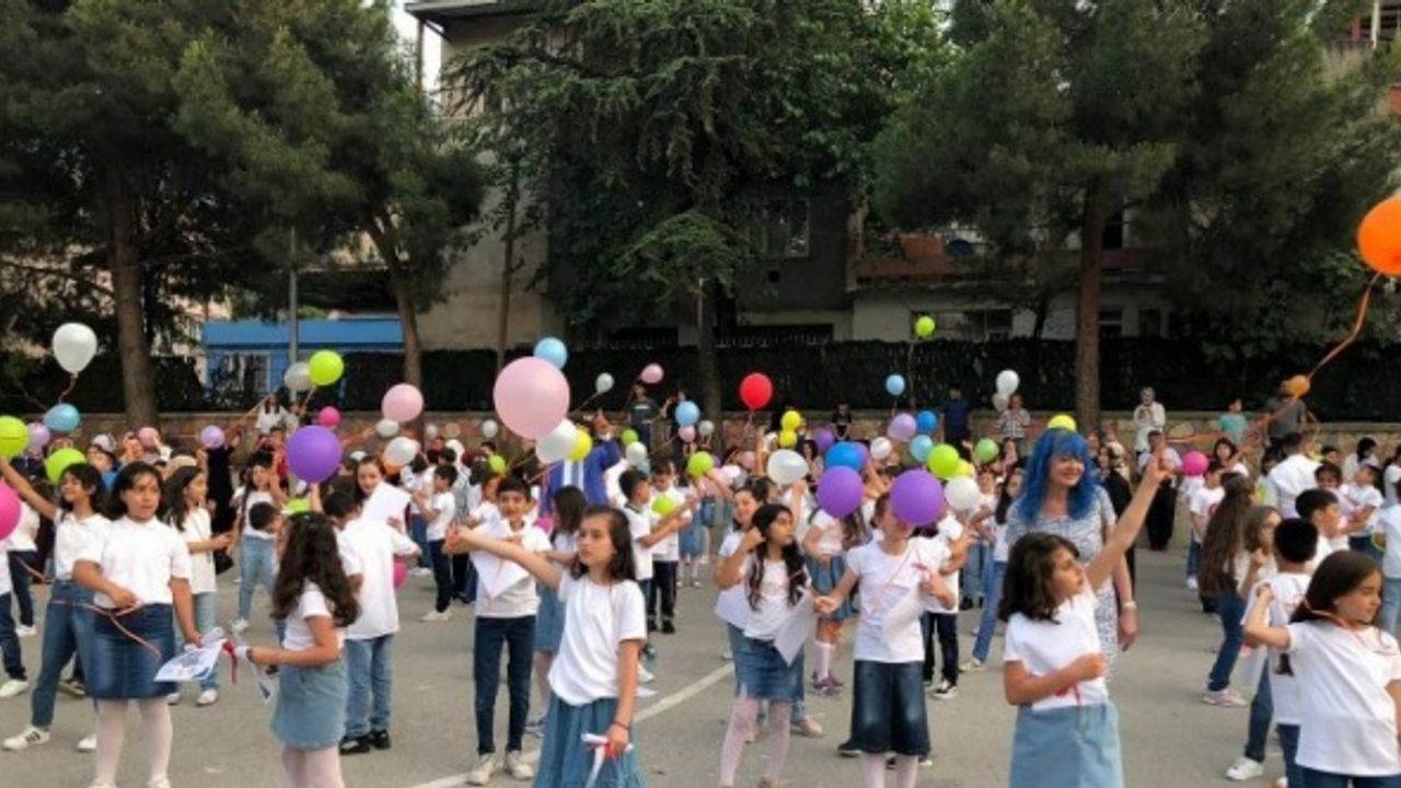 Bursa Yıldırım'da ilkokul öğrencilerinden balonlu mezuniyet