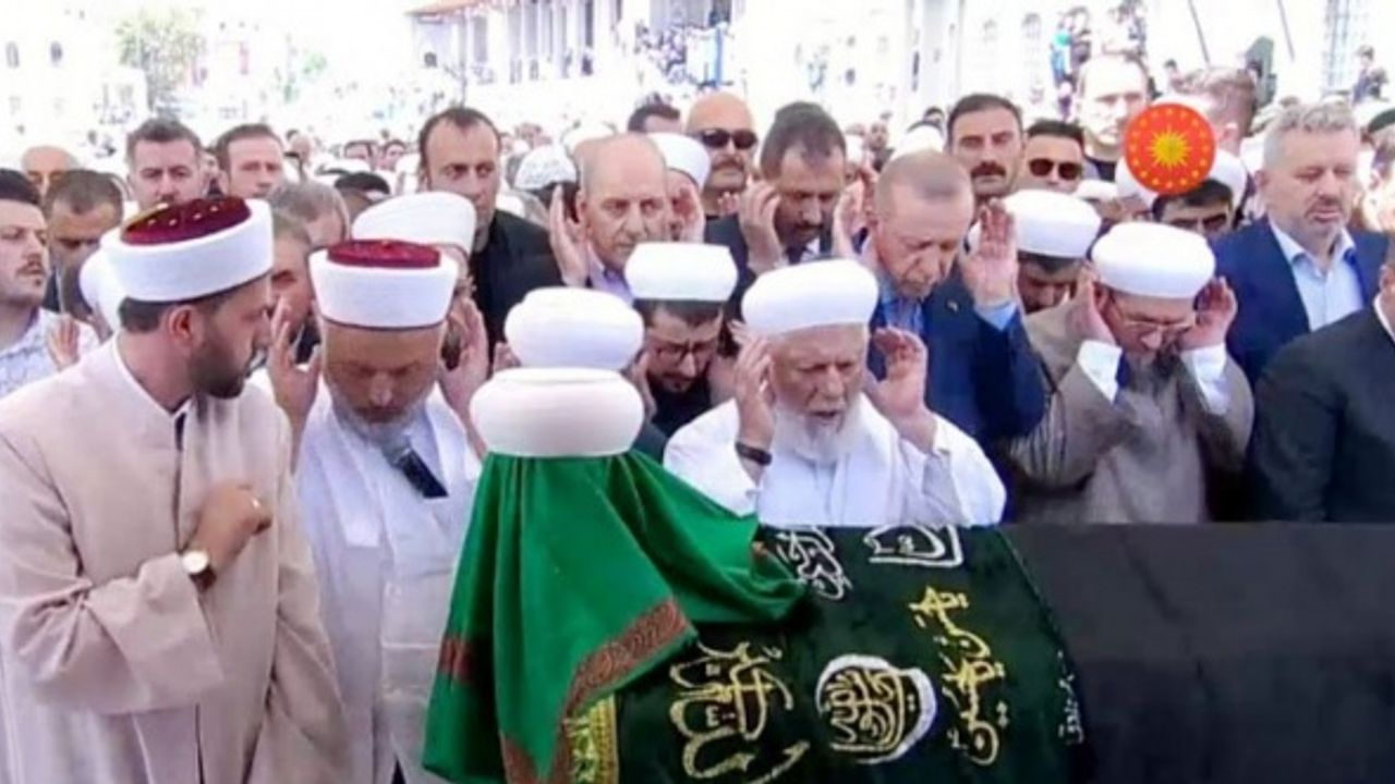 Cumhurbaşkanı Erdoğan, Ustaosmanoğlu'nun cenaze törenine katıldı