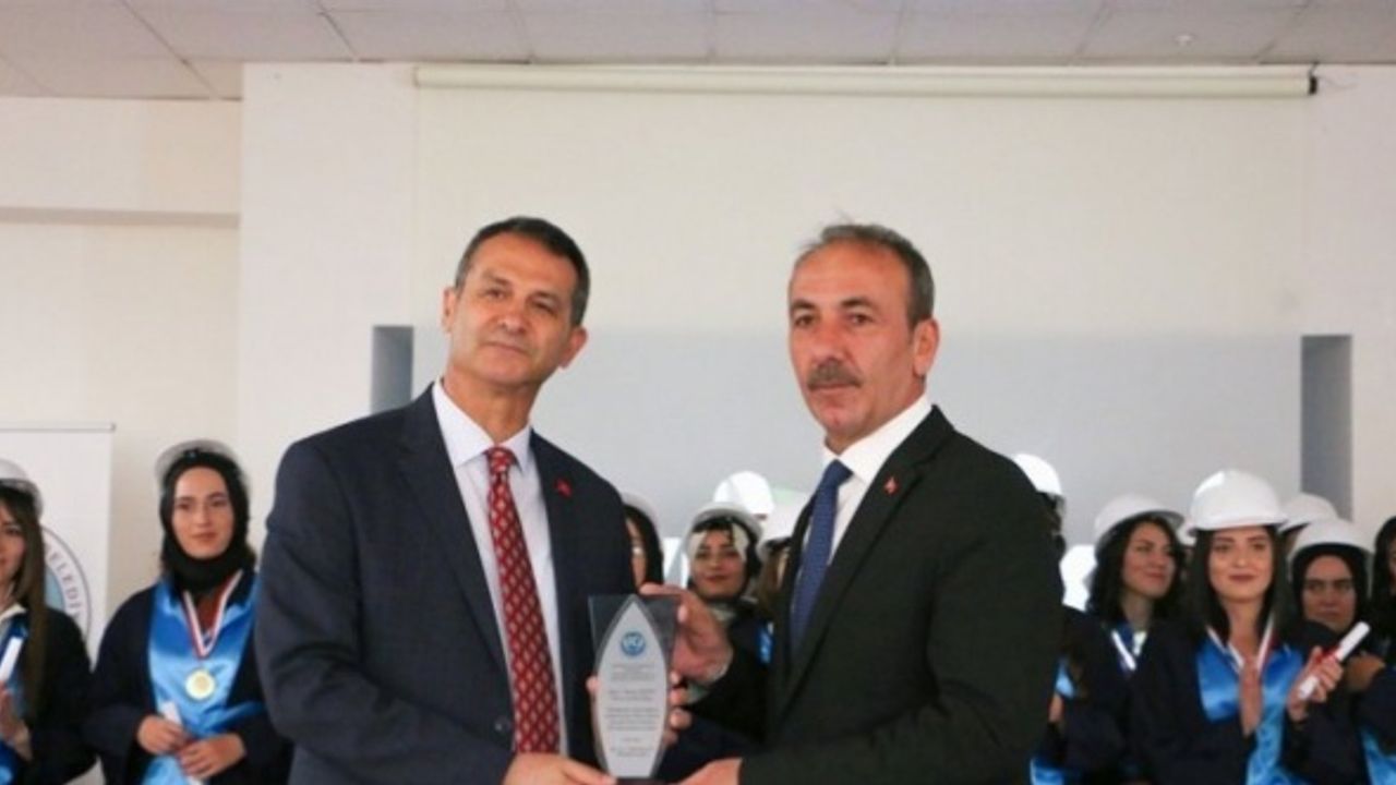 KAYÜ Tomarza Mustafa Akıncıoğlu MYO’da mezuniyet coşkusu