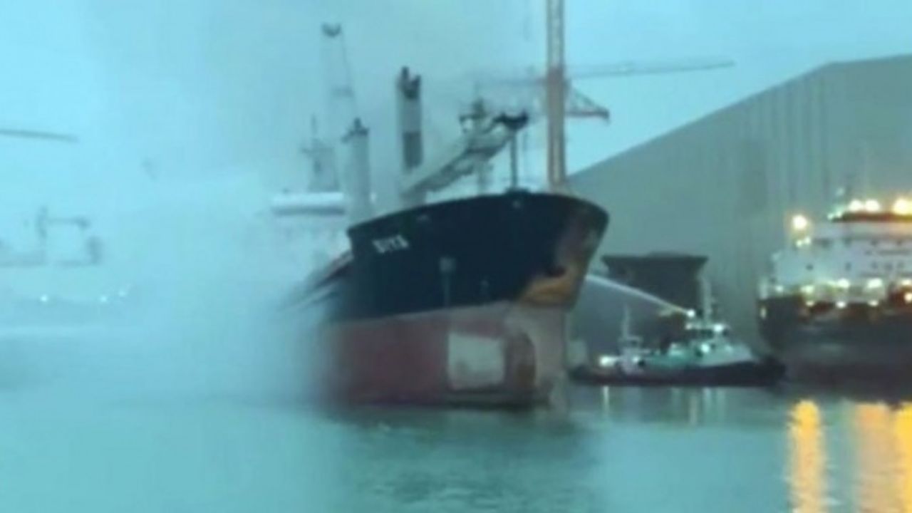 Yalova'da konteyner gemisinde çıkan yangın söndürüldü