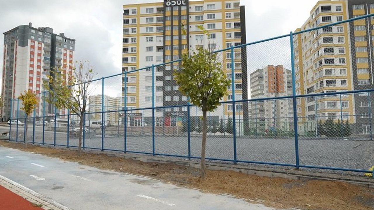 Kayseri Melikgazi'den sporseverlere 18 futbol sahası