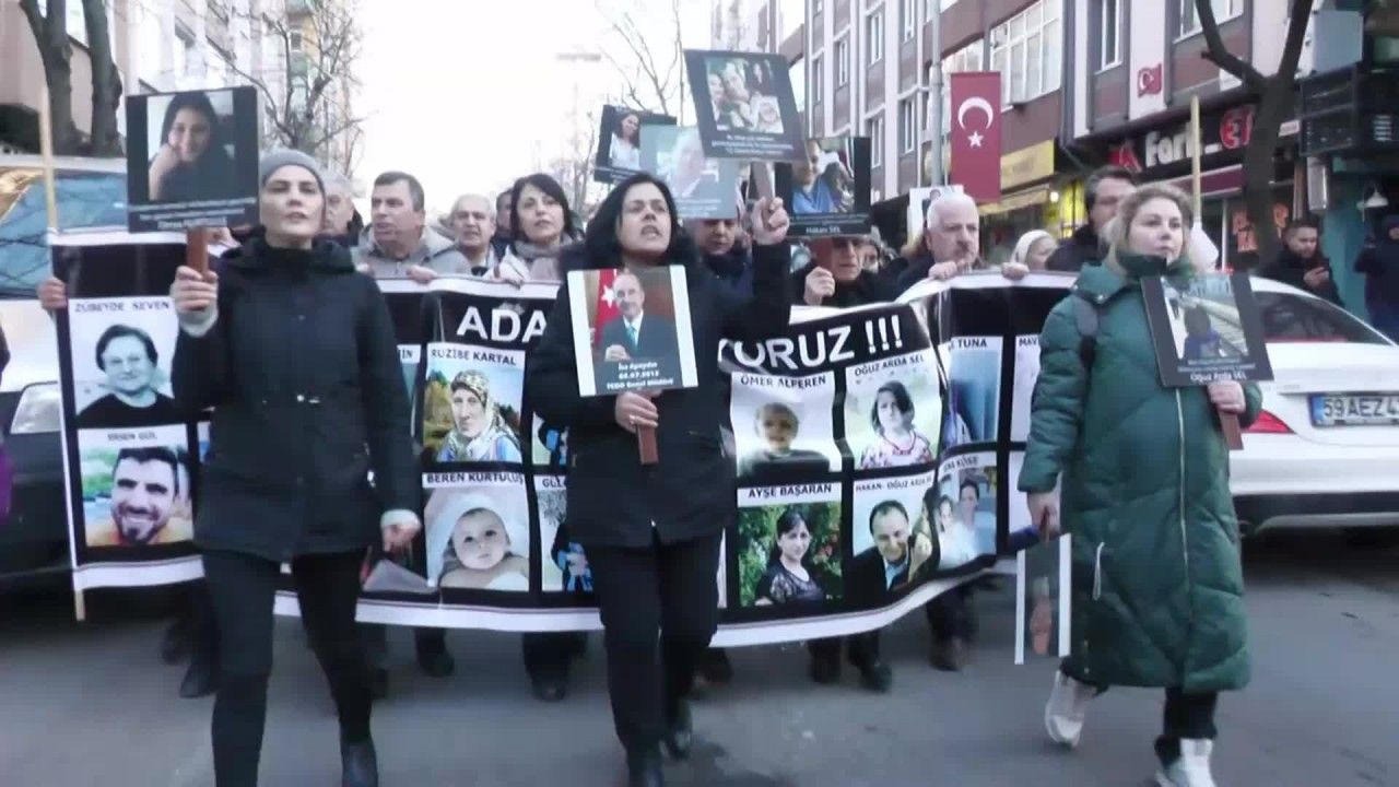 ÇORLU TREN FACİASI DAVASININ 18’İNCİ DURUŞMASI ÖNCESİ AİLELER, "ADALET" SLOGANLARI İLE YÜRÜDÜ… MISRA ÖZ SEL: “KATİLLERİN KORUNMASINA TAHAMMÜL EDEMİYORUZ”