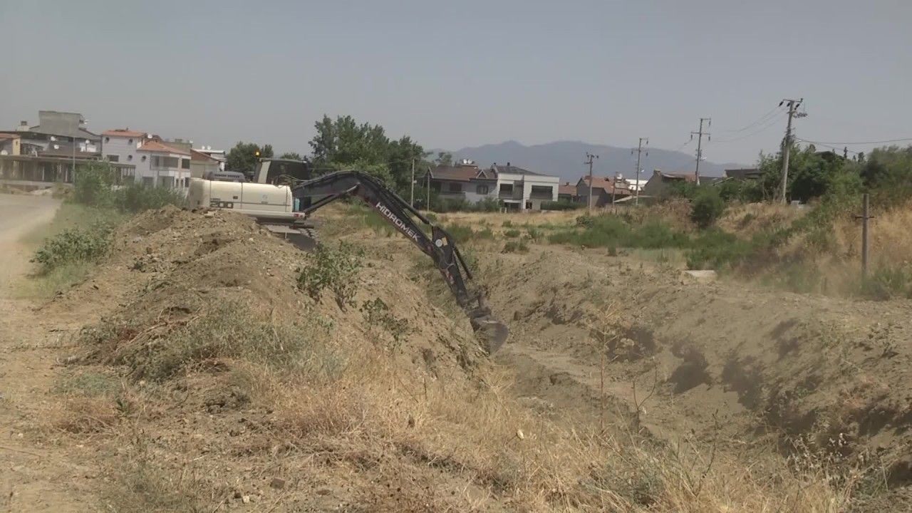 Manisa Büyükşehir Belediyesi ekipleri, Ergenekon Mahallesi’nde dere yatağını temizliyor