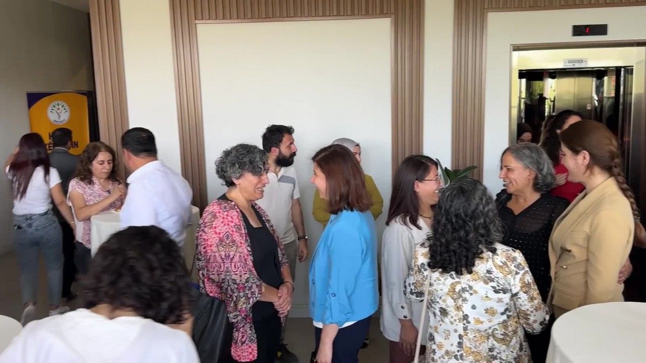 DEM’li eş başkanlar Van'daki 'Yerel Yönetimler Kadın Çalıştayı'nda buluştu