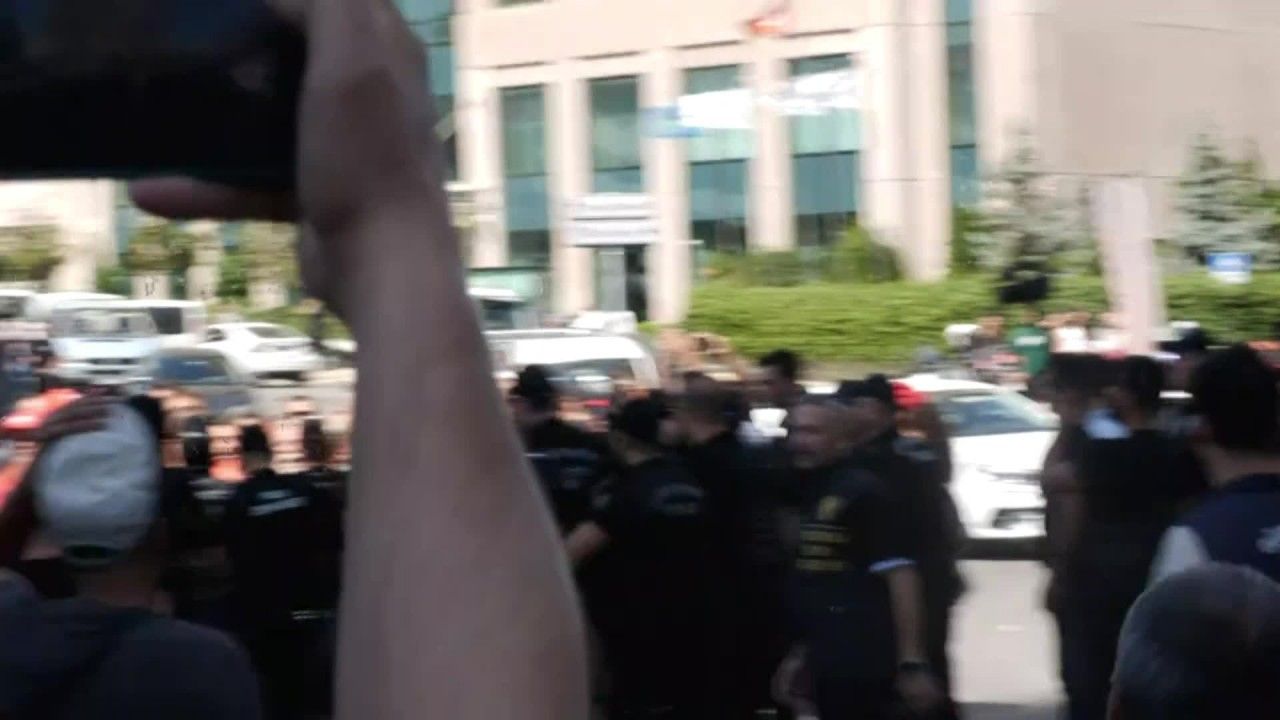 Polonez Genel Müdürlüğü önünde açıklama yapmak isteyen işçilere polisten biber gazlı müdahale