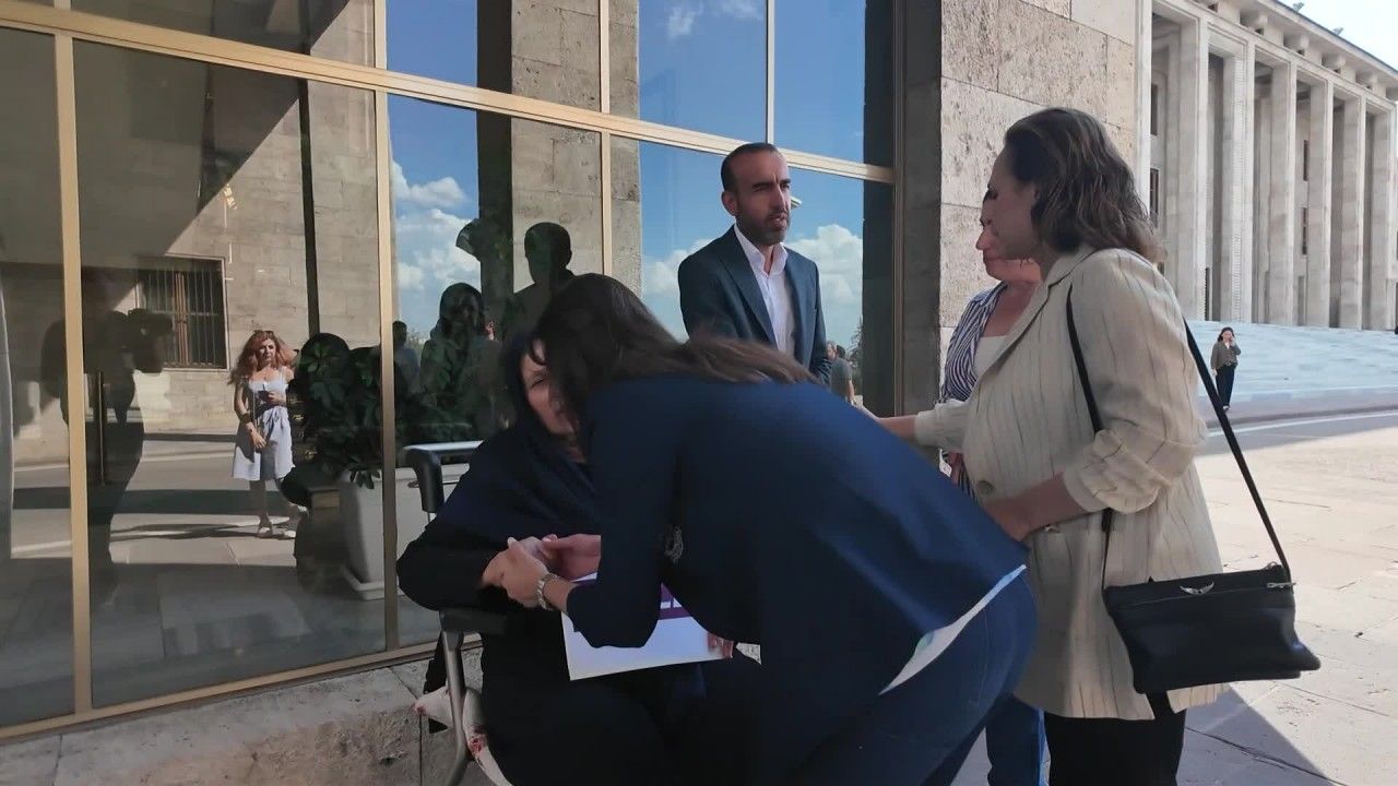 Tülay Hatimoğulları, Meclis'te adalet nöbetine devam eden Emine Şenyaşar'ı ziyaret etti