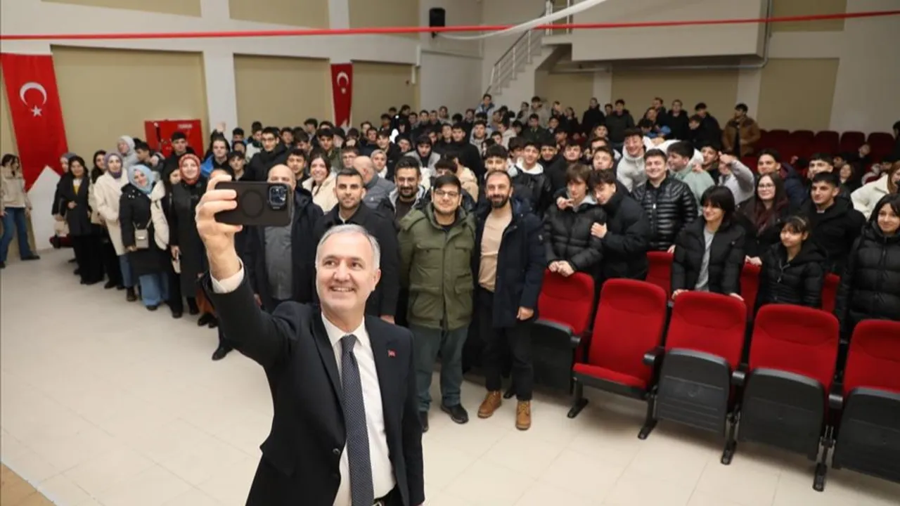 Başkan Taban İnegöl'de gençlerle buluştu