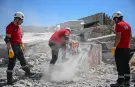 Enkazda nefes alacak zaman yok