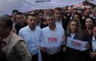 Özgür Özel ve YENİ Partililer tutuklu belediye başkanları için Beylikdüzü'nde yürüyor