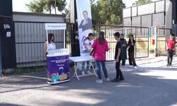Mersin Büyükşehir ekipleri, LGS sınavına giren öğrencilere ve ailelerine su ikram etti