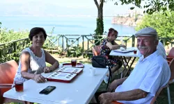 Antalya'da kıdemli kent sakinlerinden mangala keyfi