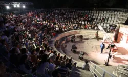 Efes Selçuk'ta sanat ve dayanışma amfi tiyatro sahnesinde