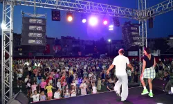 İzmir Çiğli müziğe ve dansa doydu