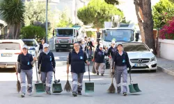 İzmir Narlıdere'de mahalle mahalle temizlik seferberliği... Mahalle temizlik timi iş başında