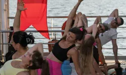 İzmir’de güneşi yoga ile uğurladılar