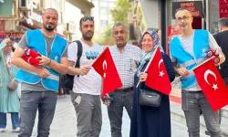 Esnafa ve vatandaşlara binlerce bayrak dağıtıldı