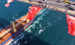 İstanbul'un üç köprüsüne Türk Bayrağı asıldı