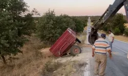 Keşan-Enez yolunda buğday yüklü traktör devrildi!