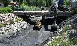 MASKİ’den Atatürk Kent Parkı’ndaki derede temizlik çalışması