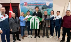 Artvinspor Kadın Voleybol Takımı'ndan Arhavi Kaymakamı Çimşir'e ziyaret