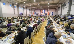 İzmir Büyükşehir'in iftar sofrası Foça'da kuruldu