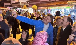 Konya'da son teravih sonrası çarşıda vatandaşlarla buluştu