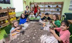 Mersin'de minik eller toprakla hayata dokunuyor