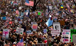 ABD sokağa indi: Milyonlardan Trump için 'krallara hayır' yürüyüşü!