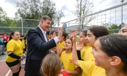 İzmir'de Başkan Tugay, sporcu çocuklarla buluştu