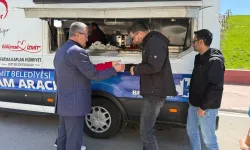 Kocaeli İzmit'te vatandaşlara sıcak ikram