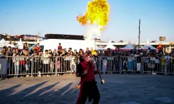 Kocaeli'de havada uçan alevler hayranlıkla izlendi