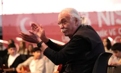 Usta sanatçı Cahit Berkay, Bursa Osmangazi'de gençlerle aynı sahneyi paylaştı