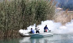 Antalya'da denizden karaya ilaçlama yapılıyor