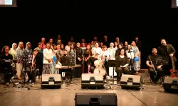 Çayırova'da 80'ler 90'lar konserine büyük ilgi
