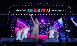 Demet Akalın, coşkuyu Bursa'da zirveye taşıdı