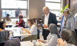 Malatya Şehir Kütüphanesi'nde öğrencilere yemek ikramı