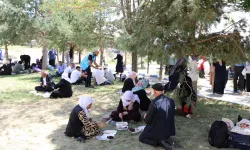 Yaşlı bireyler Van Gölü kıyısında huzur buldu