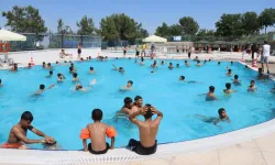 Yüzme havuzları çocukların yüzünü güldürüyor