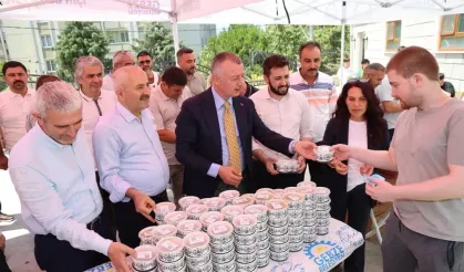 Başkan Büyükakın, Gebze'de aşure dağıttı