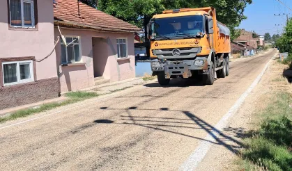 Bilecik’te eriyen asfalta karayollarından acil müdahale!