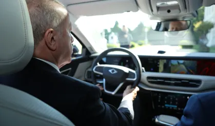 Cumhurbaşkanı Erdoğan, Togg T10F Sedan modelini test etti... Erdoğan Togg T10F'nin direksiyonunda
